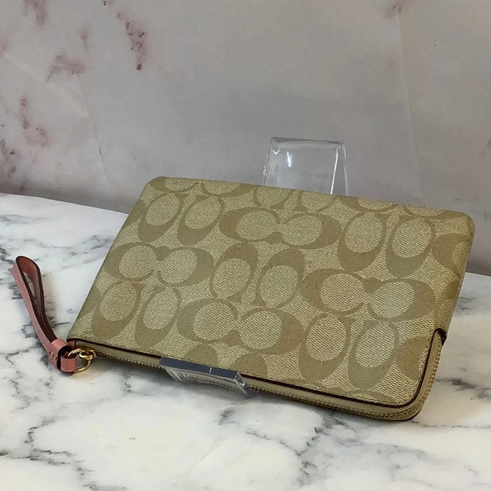 NWOT Coach Zippered Wristlet - Picture 2 of 4